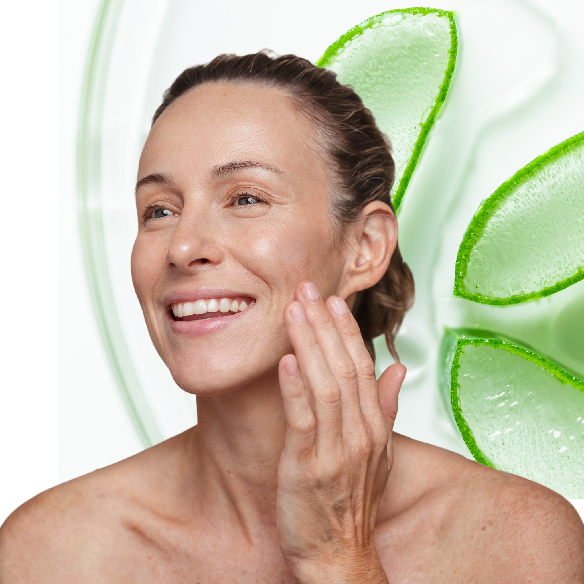 Femme de 45 ans qui utilise l'abonnement de la Box Beauté visage et mains adapté aux saisons